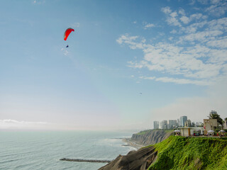 Parapente en la costa de Lima, Perú, Sudamérica