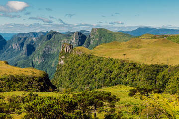 Obraz premium Canyon with rocks, trees and sunlight in Santa Catarina, Brazil.
