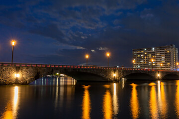 Fototapeta na wymiar 信濃川に反射する萬代橋の灯り