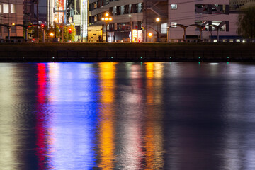 信濃川に反射するビルの灯り