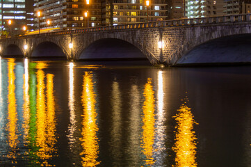 信濃川に反射する萬代橋の灯り