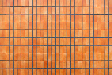 オレンジっぽいタイルの壁