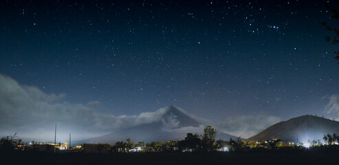 Naklejka na ściany i meble Mayon Volcano Night Sky