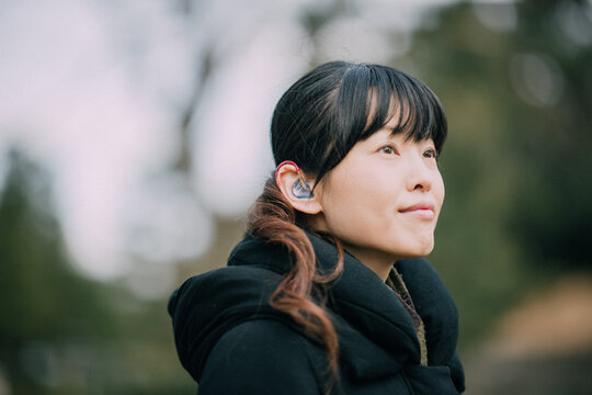 補聴器をつけた女性のポートレート