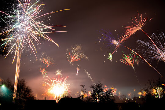 Feuerwerk in Deutschland &uuml;ber den D&auml;chern der H&auml;user