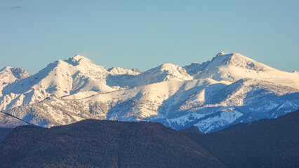 Fototapeta na wymiar Sommets du Mercantour dans les Alpes du Sud recouverts de neige à la fin de l'automne