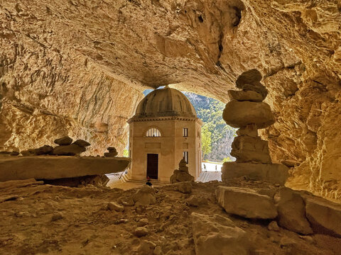 La gola di Frasassi - il tempio di Valadier, Marche	