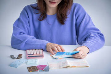通帳を確認する女性
