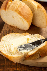 パンにバタ－を塗る