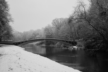 zimowy most nad rzeką - obrazy, fototapety, plakaty