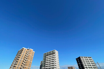 Fototapeta na wymiar 青空と高層マンションのパノラマ写真