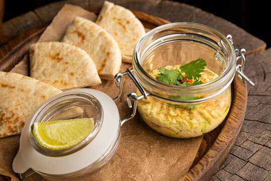 Hummus with pita and lime