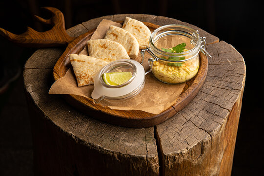 Hummus with pita and lime