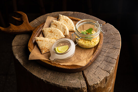 Hummus with pita and lime