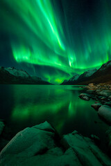 Mooie aurora borealis weerspiegeld in Ersfjord, nabij Tromso, Noorwegen
