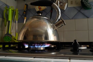 Bouilloire sur le feu en gros plan