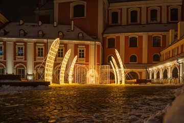 Dekoracje świąteczne na wolnym dziedzińcu Urzędu Miasta Poznania. 
