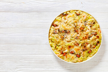 macaroni bake with shrimps, mussels, fish, leek