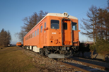 Fototapeta premium オレンジ色のレトロな電車 使われていない電車