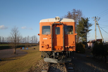 Fototapeta premium 使われなくなった鉄道（正面）オレンジの電車
