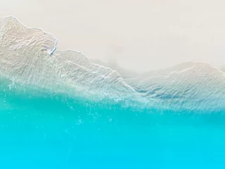 Fotobehang Het ecologiesysteem met een golfwaterenergie op het strand met een zomerse tropische achtergrond, luchtfoto © SASITHORN