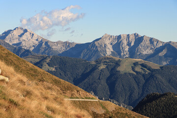 Obraz premium Wildromantische Bergamasker Alpen; Blick vom San Marco Pass nach Südosten auf Pizzo Arera (2512m) und Cima di Menna (2300m)
