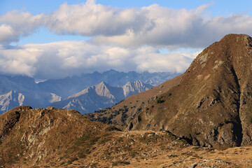 Wildromantische Alpenlandschaft; Blick von San-Marco-Pass nach Norden über das Veltlinstal auf die...