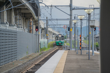 Fototapeta premium 上越妙高駅に入線する妙高はねうまラインの直江津行き電車