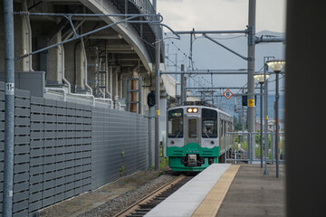 上越妙高駅に入線する妙高はねうまラインの通勤電車