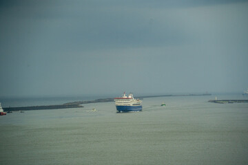 佐渡島への定期船が小雨降る新潟港へ入港
