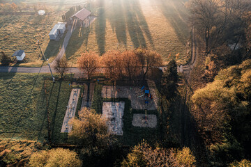 boisko do piłki nożnej na wsi, wczesny jesienny poranek ze wschodzącym słońcem i mgłą, Śląsk w Polsce - obrazy, fototapety, plakaty