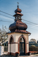 Przydrożna murowana kapliczka na wsi w Polsce w gminie Gorzyce na Śląsku jesienią - obrazy, fototapety, plakaty