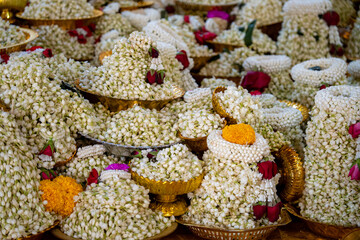 buddhistische Gebetsblumen aufgenommen in einem thailändischen Tempel im Norden von Thailand (Chiang Mai) Opfergaben für das loy krathong Lichterfest