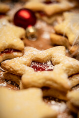 Weihnachtskekse auf Holzhintergrund mit Deko und Puderzucker