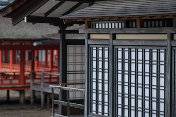 Obraz premium 広島 厳島神社のレトロな窓と鮮やかなオレンジの回廊