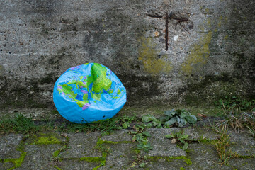 Erde in Not - Eingedrückter Beach Ball mit Globus-Design als Symbol für mangelnden Klima- und...