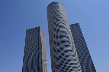 Obraz premium modern office building stretching into the sky 