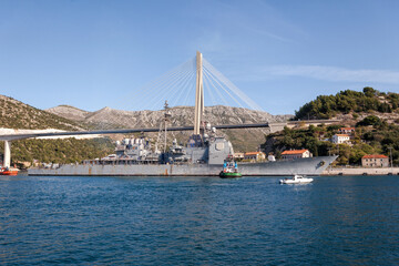 Dubrovnik - 31.Oktober 2022:Amerikanisches Kriegsschiff im Hafen von Dubrovnik kurz vor dem auslaufen mit Polizeischutz