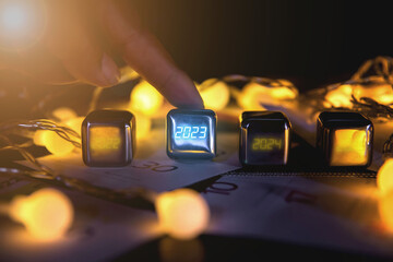 2023 Rotate the steel ball and change the year to "2023" displayed as a digital number.