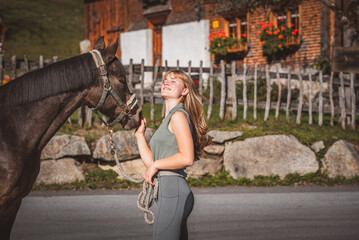 Obraz na płótnie Canvas Mädchen mit Pferd