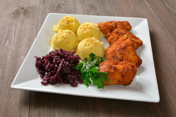 smażona ryba z ziemniakami i kapustą