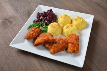 smażona ryba z ziemniakami i kapustą