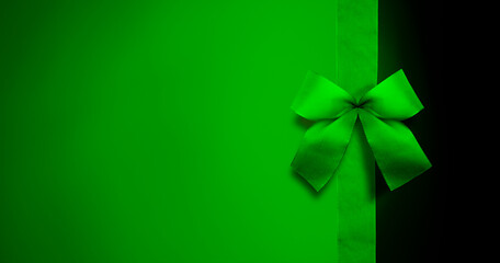 Grüne Schleife am Band vor grünem Hintergrund