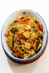 salteado de fideos chinos con gambas y verduras