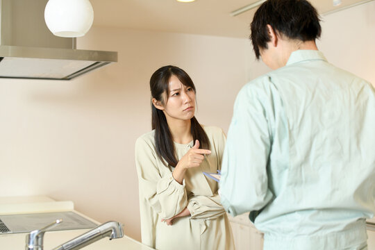 作業員の男性にクレームを出す女性