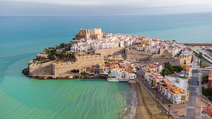 Vista aérea del casco urbano de Peñíscola (Castellón), con el Castillo del Papa Luna y el Mar...