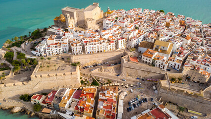 Vista aérea del casco urbano de Peñíscola (Castellón), con el Castillo del Papa Luna y el Mar...