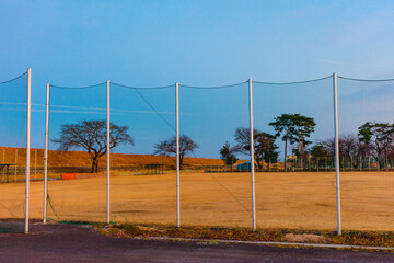 冬の夕暮れの河川敷公園