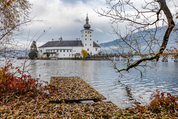 Schloss Ort im Traunsee ist über einen Steg zu erreichen - Gmunden in Salzburg