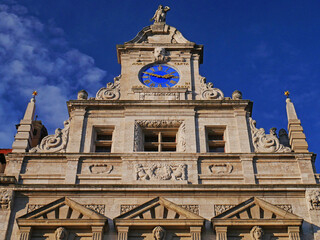 Fototapeta na wymiar Ein Blick auf die berühmte, blaue Uhr am Neuen Rathaus Leipzig. Sachsen, Deutschland 